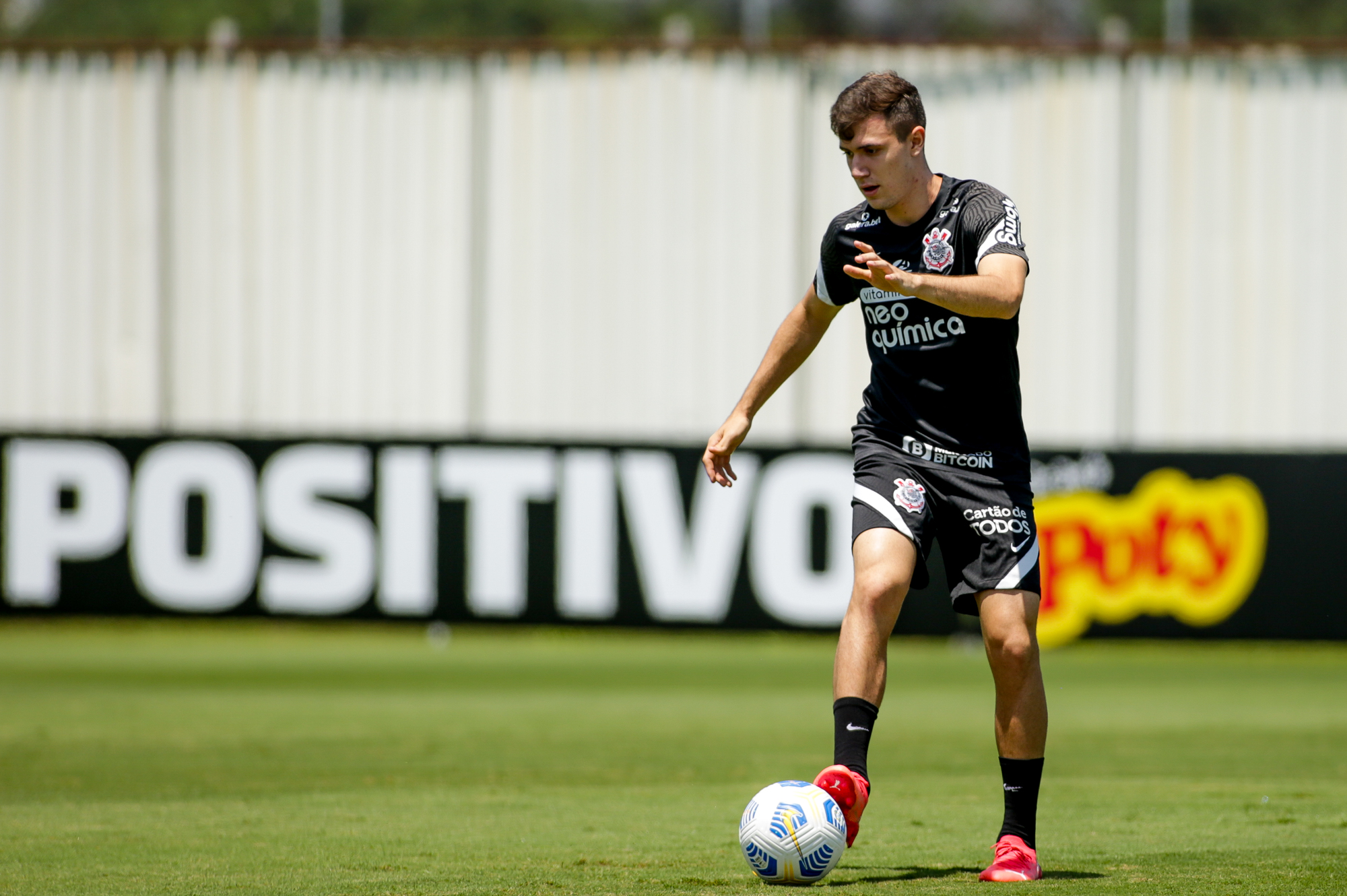 Corinthians Renova O Lateral Esquerdo Lucas Piton Por Mais Dois