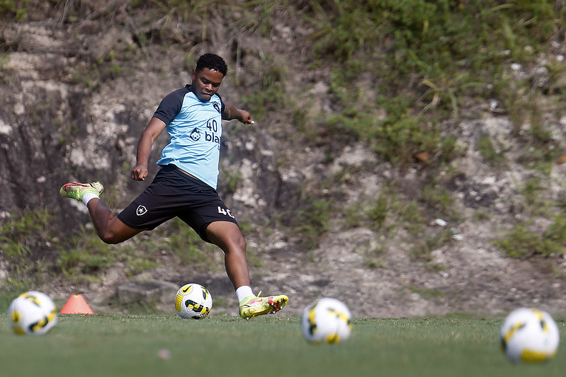 Botafogo Pode Improvisar Lucas Mezenga Na Lateral DireitaJogada 10