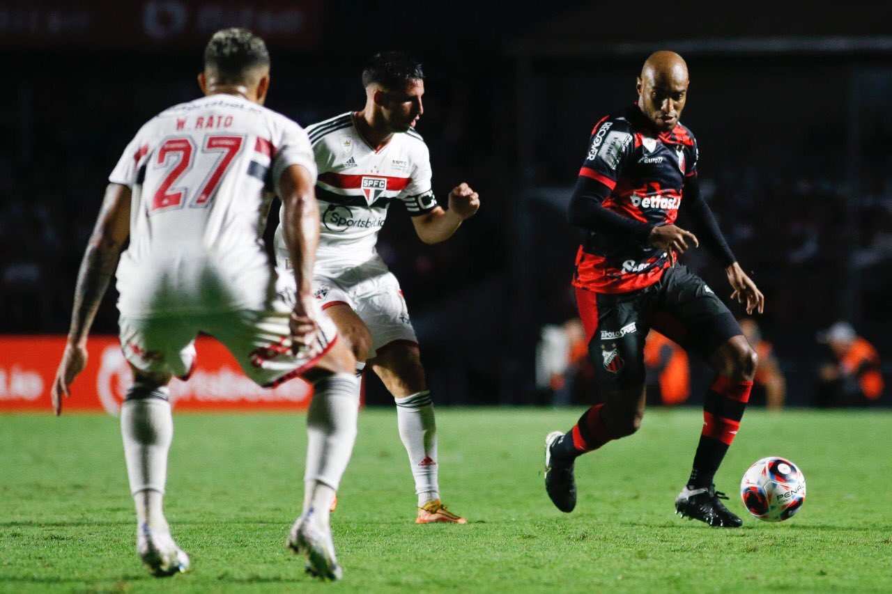 Atuações do São Paulo reforços oscilam em empate na estreiaJogada 10