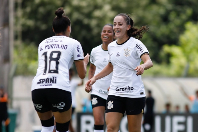 Pia convoca meia do Corinthians para a Seleção FemininaJogada 10