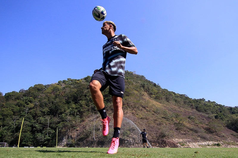 Novo Lateral Do Botafogo Regularizado E J Sonha Sele O