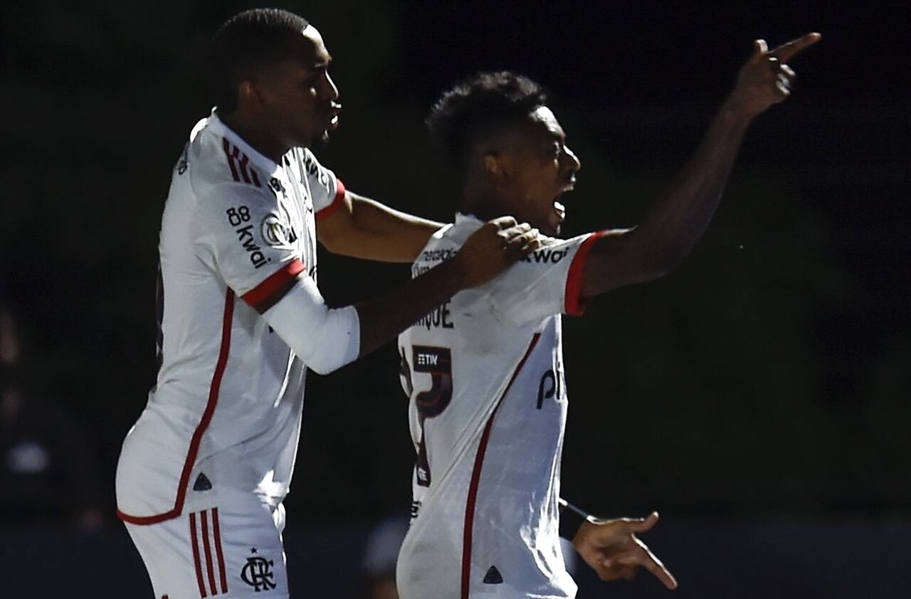 Flamengo sai atrás, mas busca empate contra o Bragantino
