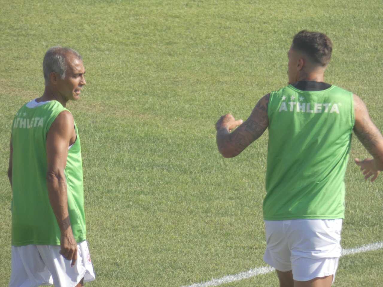 Romário se aquece ao lado do filho antes de jogo do America-RJ