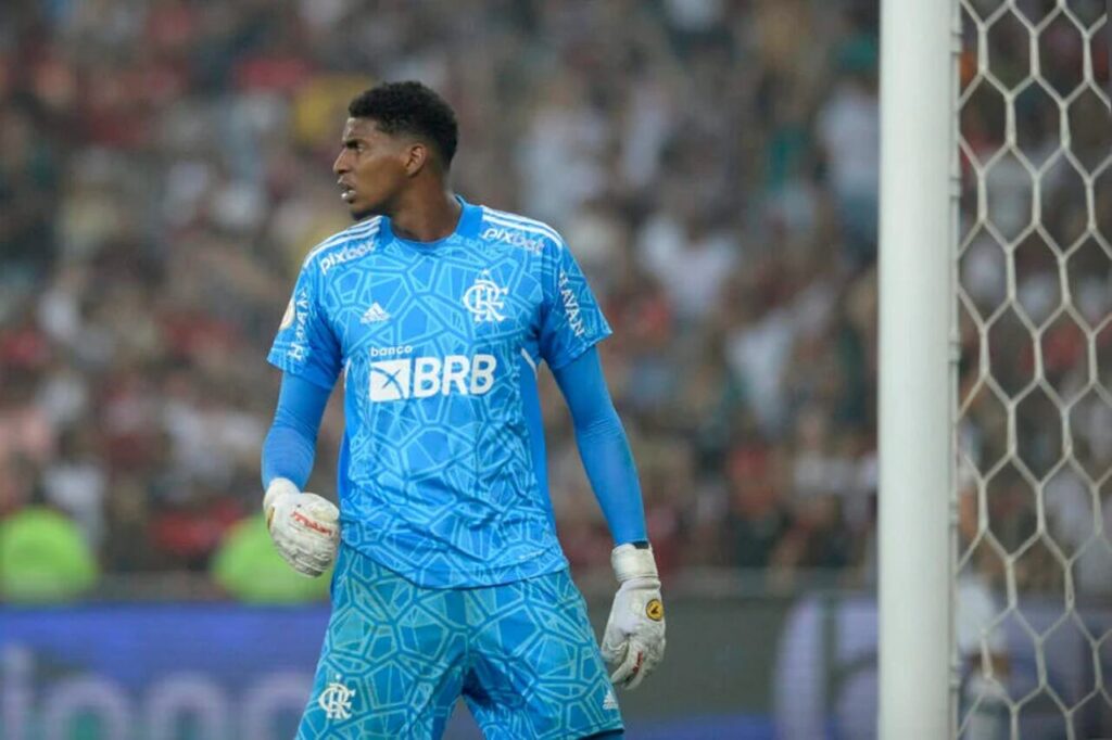 A caminho do Corinthians Hugo Souza cita turbilhão vivido no Flamengo