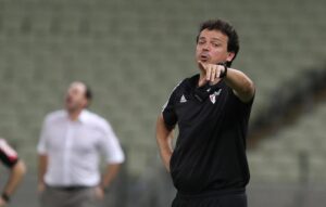 Fernando Diniz pode colocar Daniel Alves em campo contra o Grêmio - Foto: Rubens Chiri / saopaulofc.net