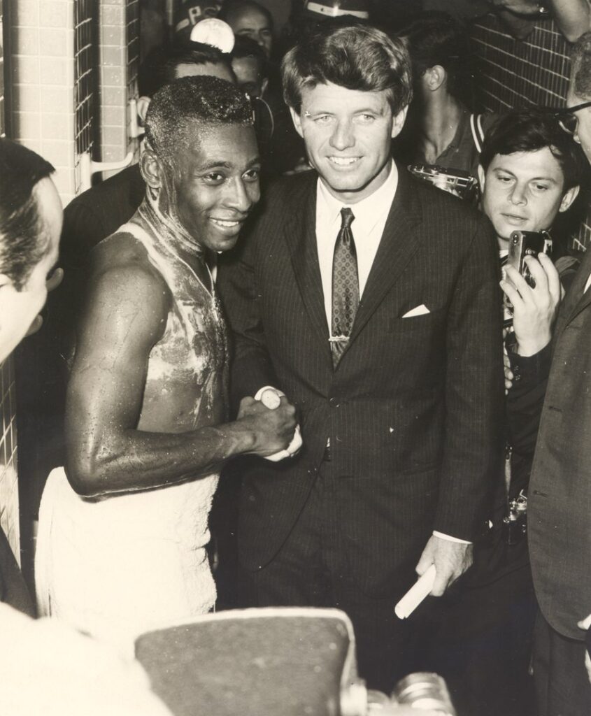 Pelé cumprimenta Robert Kennedy