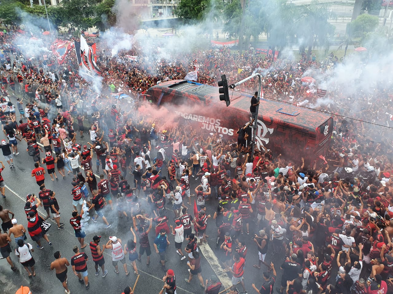 Isla desfalca Flamengo por sintomas de gripe e posta foto em balada