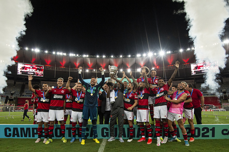 No Flamengo há 40 anos, massagista Denir levanta o troféu da Taça