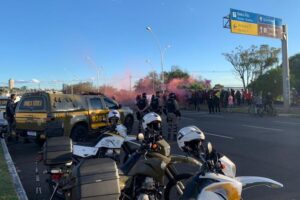 Brigada Militar acompanhou o protesto nas proximidades do Parque Gigante - Divulgação/Douglas Demoliner