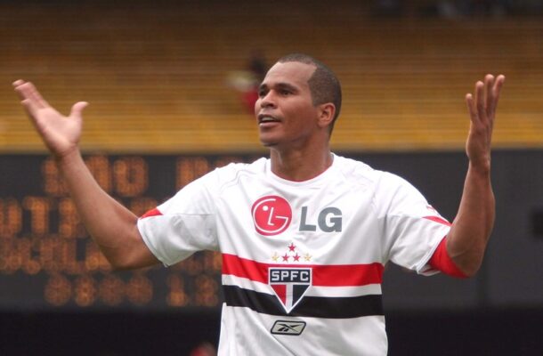 Foto: Rubens Chiri/SPFC - Legenda: Aloísio fez sucesso com a camisa do São Paulo