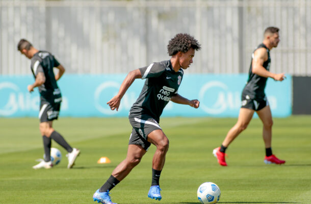 Willian participa de treinamento e pode ser novidade contra o Flamengo