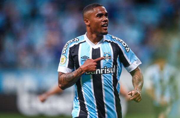 Douglas Costa revela se segue no Grêmio em caso de rebaixamento para a Série B