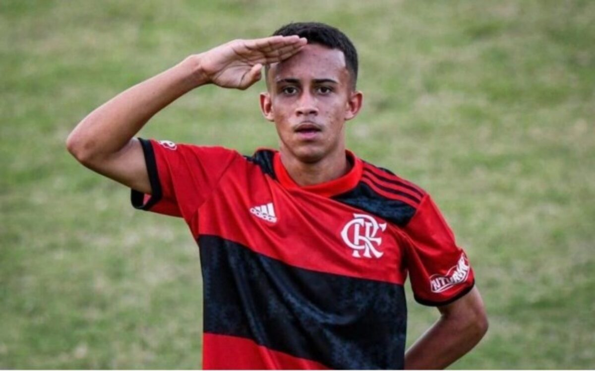 Flamengo assina novo contrato bilionário com Matheus França