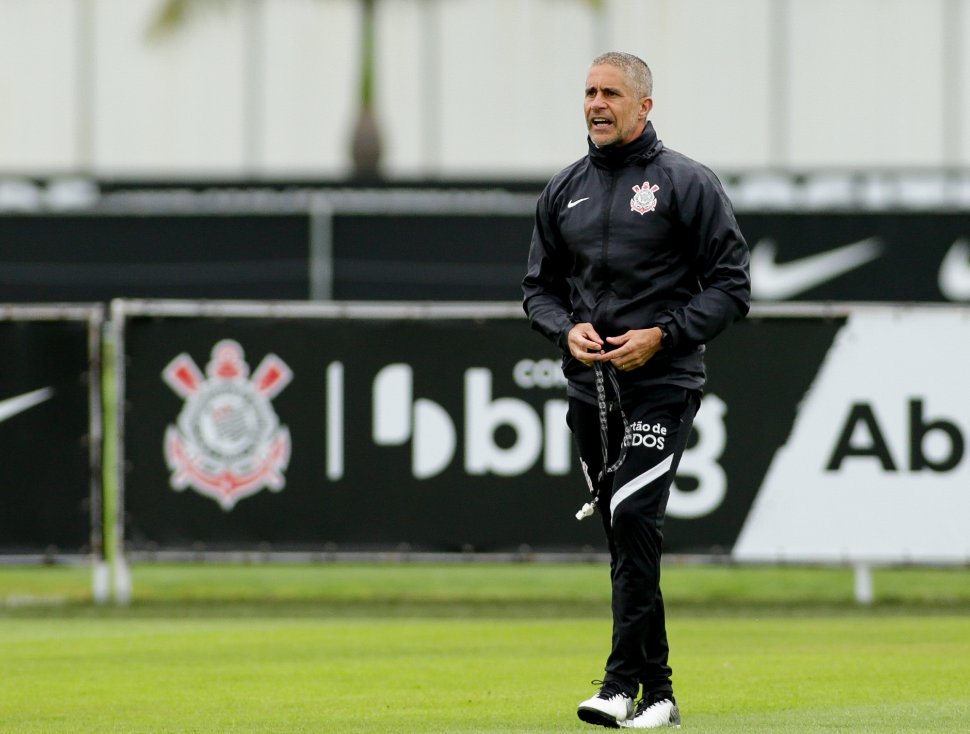 Sylvinho afirma que o time está jogando bem, mas que ainda passa por  construção