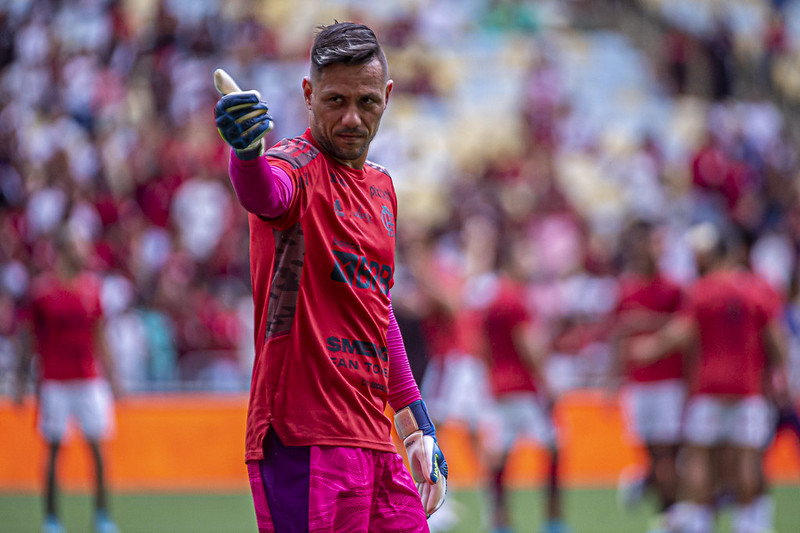 Diego completa 37 anos e recebe homenagens do Flamengo e perfil da