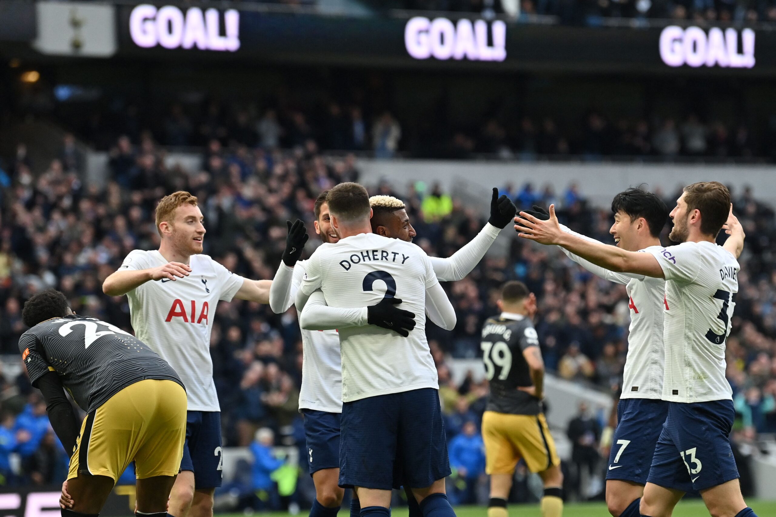 Inglês: Tottenham goleia e entra na zona de classificação da