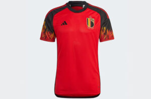 BÉLGICA (Adidas) - UNIFORME 1 - Seguindo o padrão das camisas anteriores, a Bélgica jogará de vermelho. O uniforme conta com chamas em vermelho e amarelo nas mangas pretas