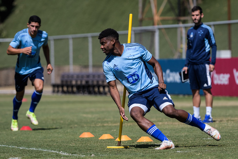 Quem é o jogador do Cruzeiro, revelado pelo Fla, que volta a jogar