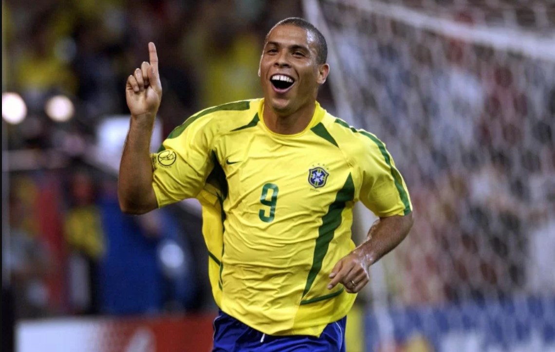 2° lugar - RONALDO FENÔMENO - Um dos maiores nomes da história do futebol brasileiro, Fenômeno, hoje investidor do Cruzeiro, marcou 15 gols em 19 jogos (1994, 1998, 2002 e 200). No ano do penta, foi artilheiro do Mundial com oito gols