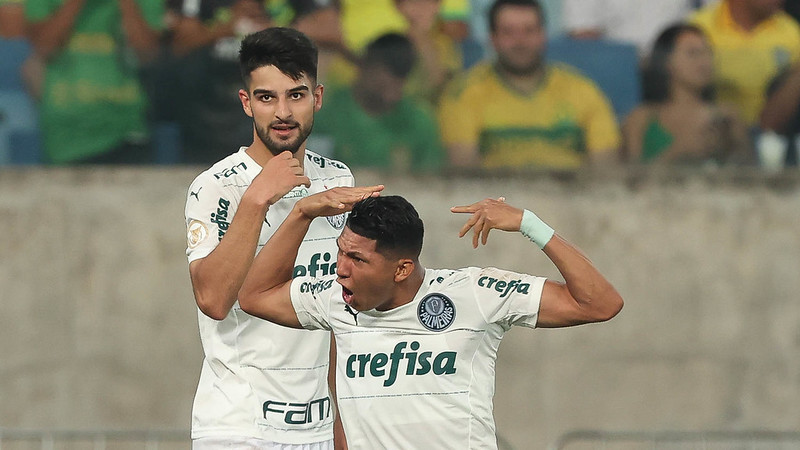 O jogador Flaco López, da SE Palmeiras, comemora seu gol contra a equipe do Cuiabá EC, durante partida válida pela trigésima sexta rodada, do Campeonato Brasileiro, Série A, na Arena Pantanal.