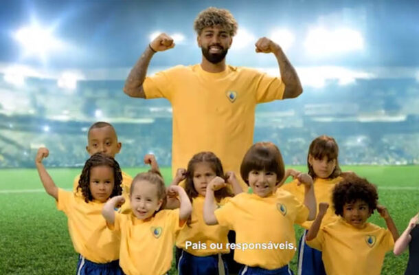 Gabigol bate bola com mascote do Orlando Magic e ganha camisa 10