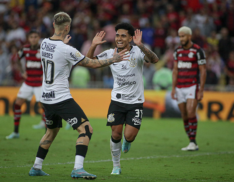Imagens da partida entre Flamengo e Corinthians, nesta quarta-feira (02/11/2022), no Maracanã, pelo Campeonato Brasileiro 2022. Na foto Róger Guedes, Du Queiroz