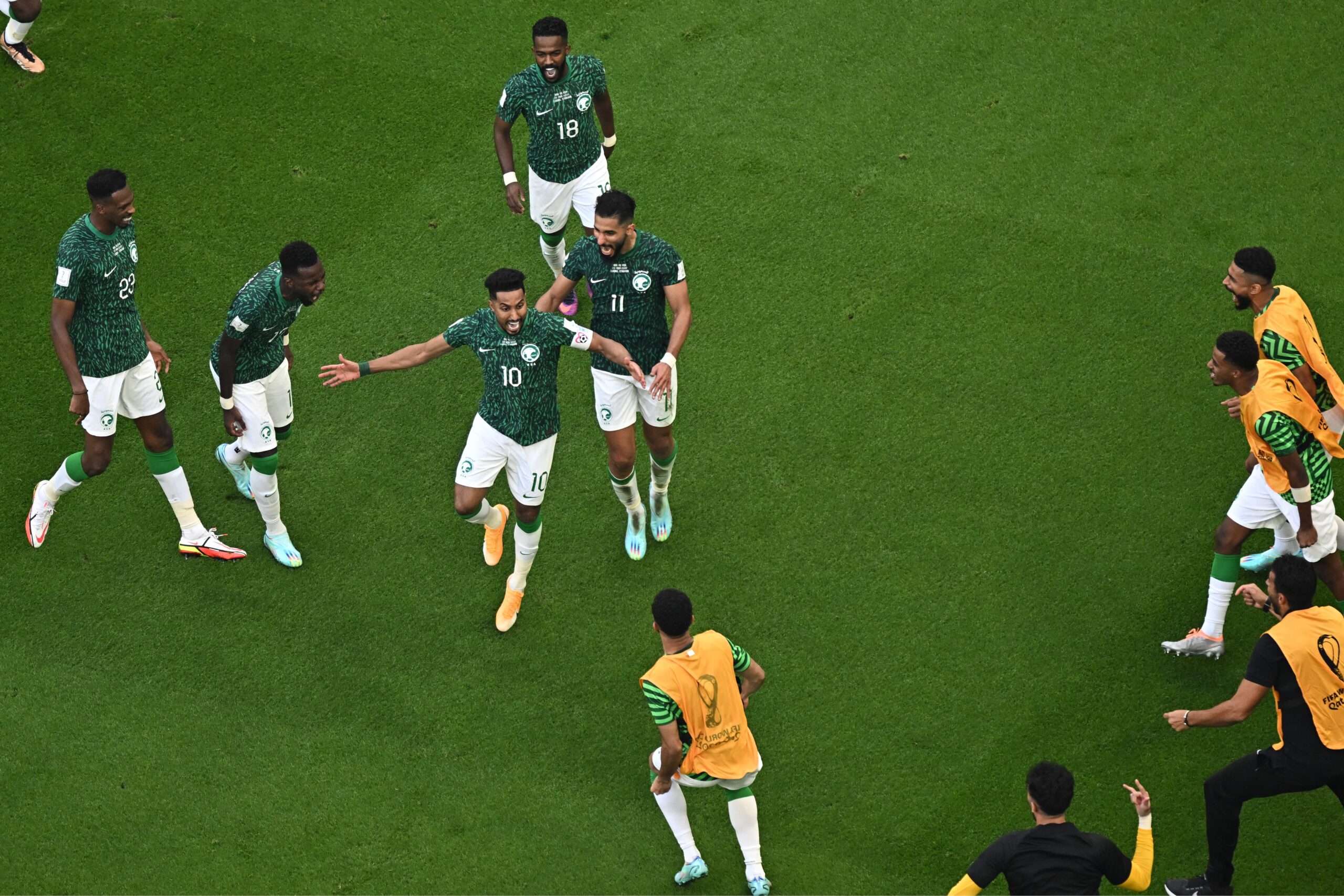 Jogadores da Arábia comemoram gol contra Argentina FBL-WC-2022-MATCH08-ARG-KSA
