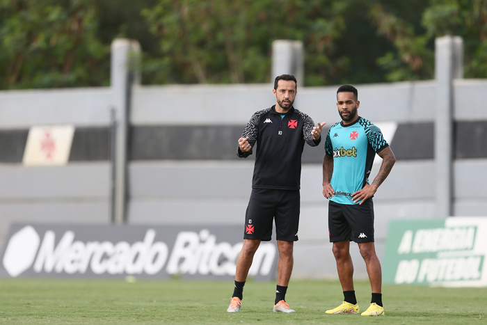 Besiktas rescinde contrato com Alex Teixeira