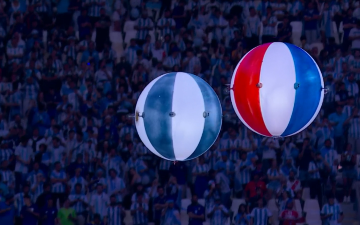 Bolas gigantes cerimônia encerramento Copa Qatar 