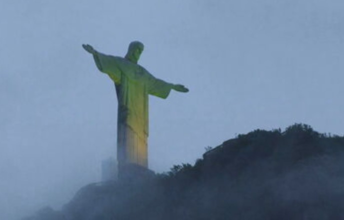 No alto do Corcovado, o Cristo Redentor está iluminado de verde e amarelo em homenagem a Pelé. A Administração do Santuário divulgou uma nota de pesar, dizendo que o atleta do século encantou o mundo e sempre será uma inspiração para todos os brasileiros.