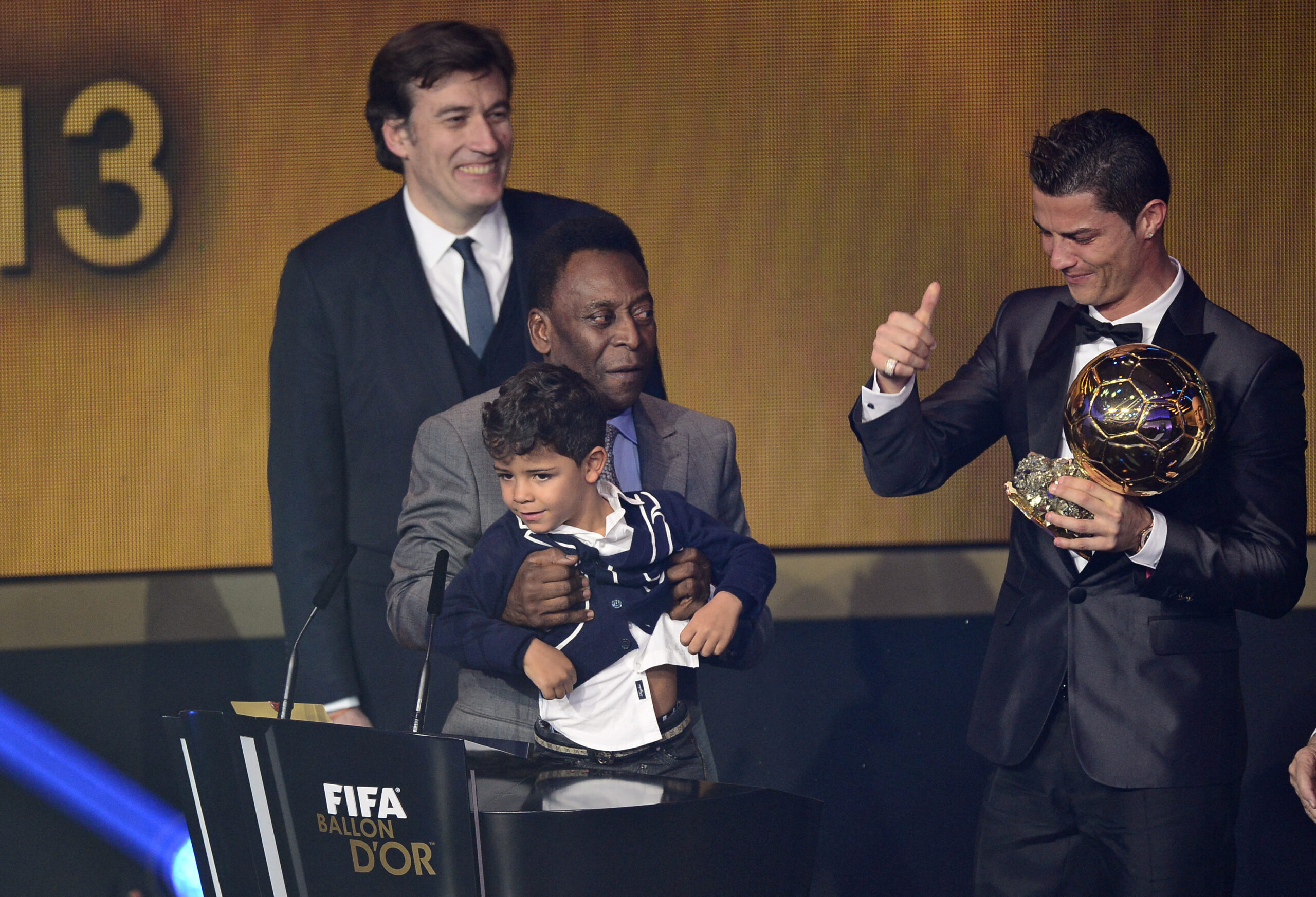 Pelé entrega a Cristiano Prêmio da Fifa em 2009 - Portuguese football player Cristiano Ron