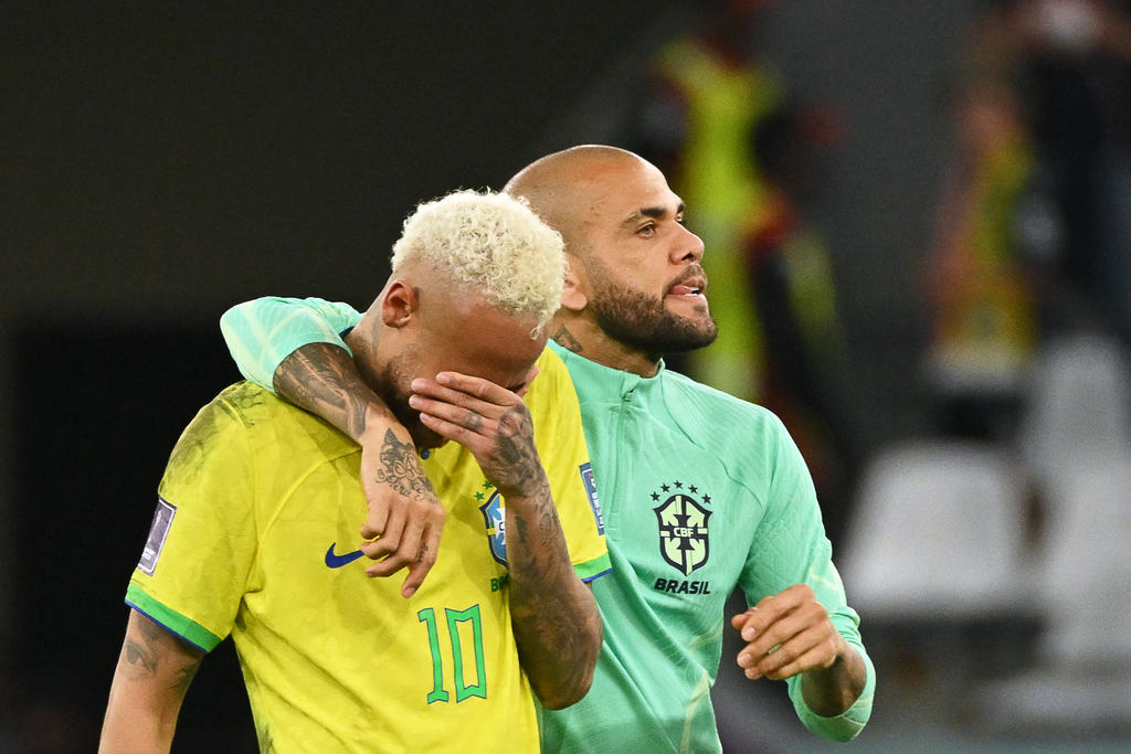 Neymar e Daniel Alves - Brasil perde para Croácia - fbl-wc-2022-match58-cro-bra (2)_Easy-Resize.com