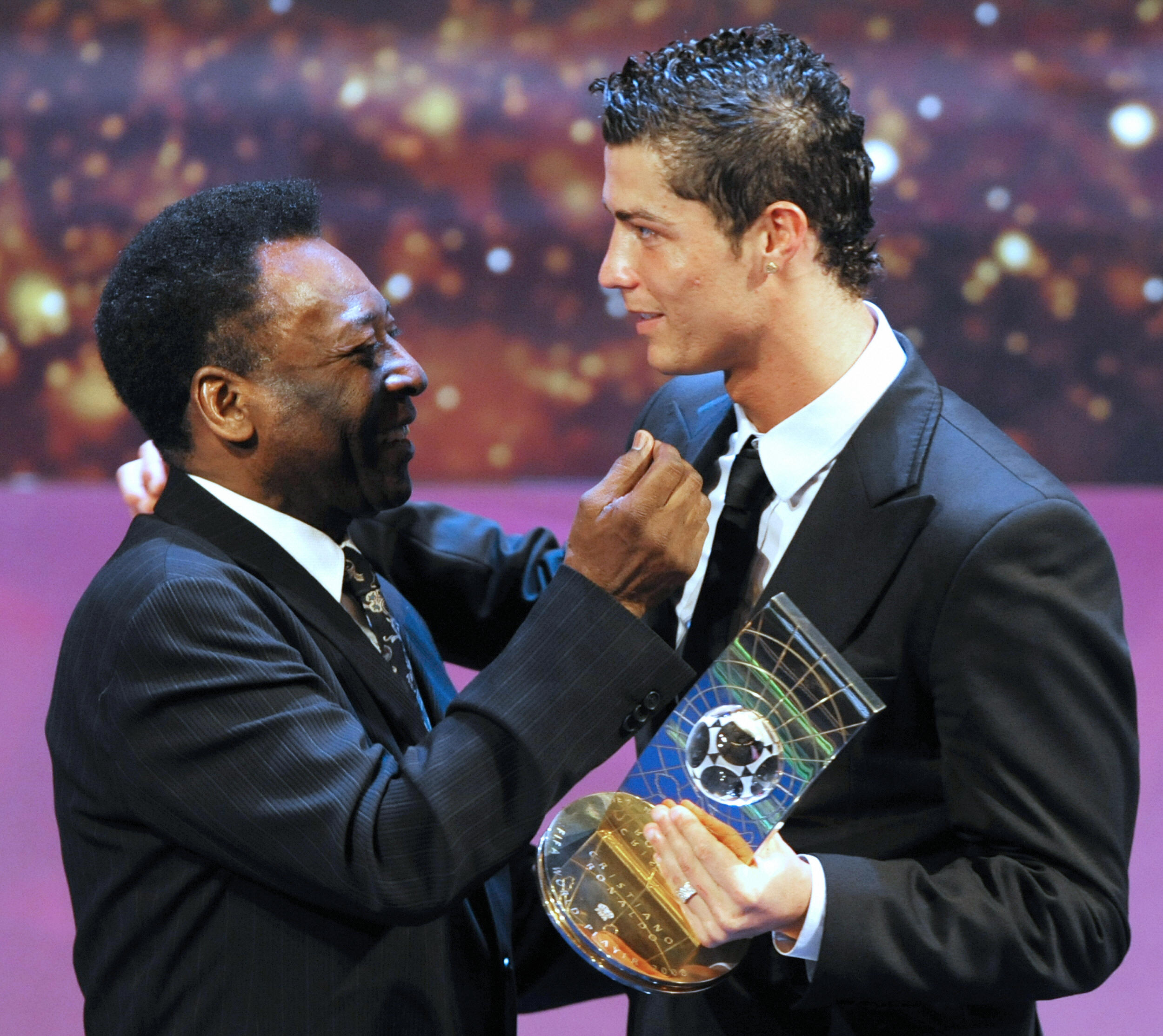Pelé entrega a Cristiano Prêmio da Fifa em 2009 - Portuguese football player Cristiano Ron