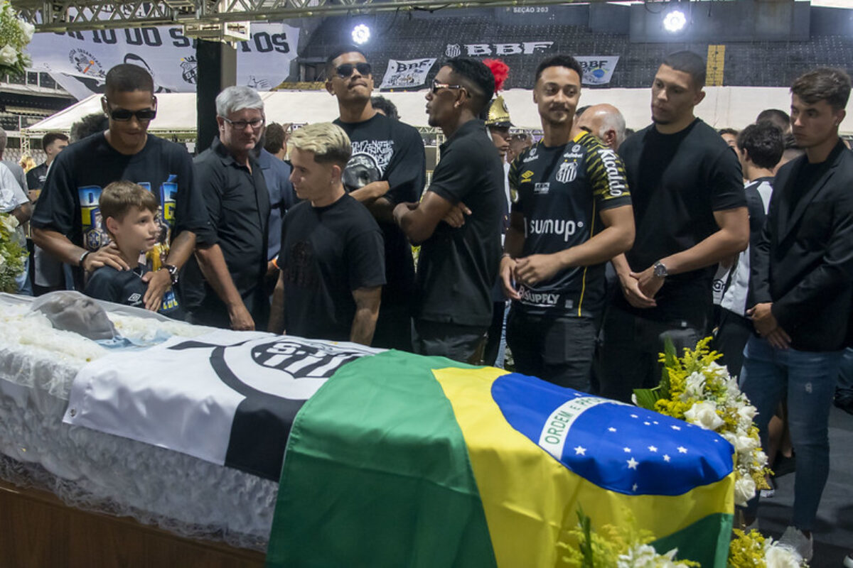 Álbum do Brasileirão traz novidades e homenagem a PeléJogada 10