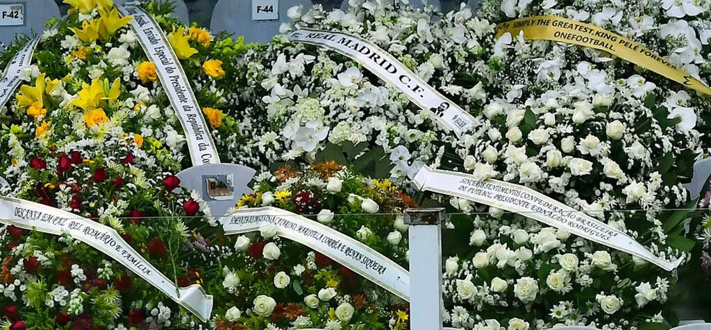 Clubes, jogadores e celebridades enviam coroas de flores para