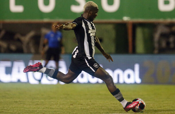 Foto: Vítor Silva/Botafogo - Legenda: Patrick de Paula vive expectativa de firmar no Botafogo após lesão no joelho esquerdo