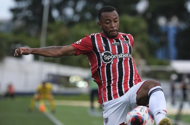 Foto: Rubens Chiri / saopaulofc.net - Legenda: Welington deve ser o titular da lateral-esquerda do São Paulo em 2024
