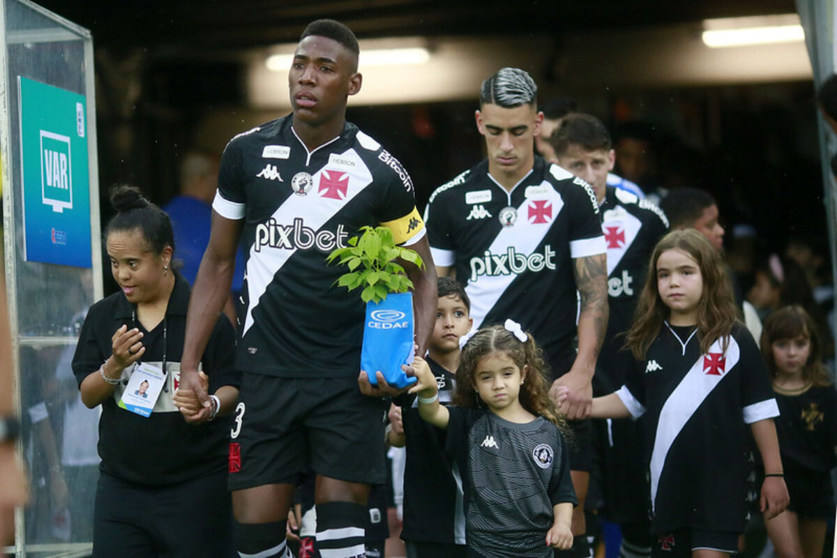 Zagueiro construtor, Léo é o único jogador do Vasco com mais de 300 passes  certos no Carioca, Vasco