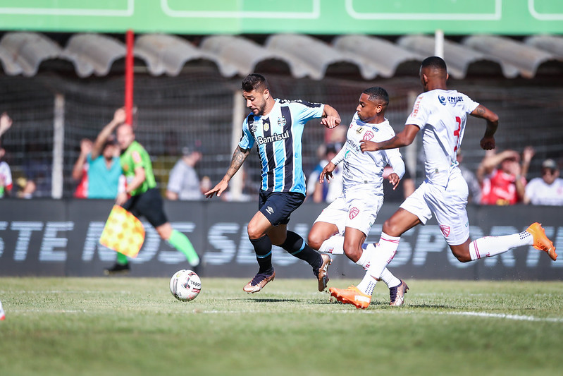 Coritiba acerta a contratação de meia do Grêmio; jogador se