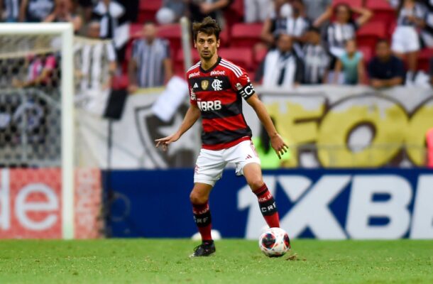 Foto: Gilvan de Souza/Flamengo - Legenda: Rodrigo Caio se despede do Flamengo após quase cinco anos