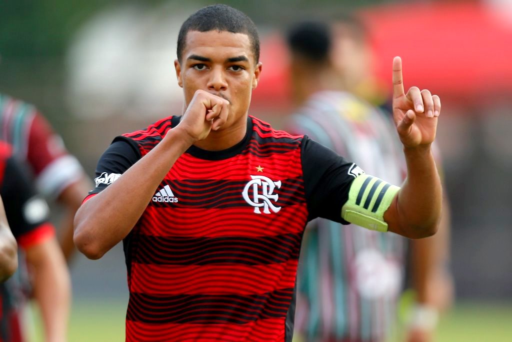 Flamengo quer renovar contrato de joia da base