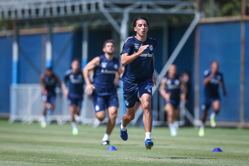 Geromel evolui em recuperação no Grêmio e volta a correr no gramado do CT