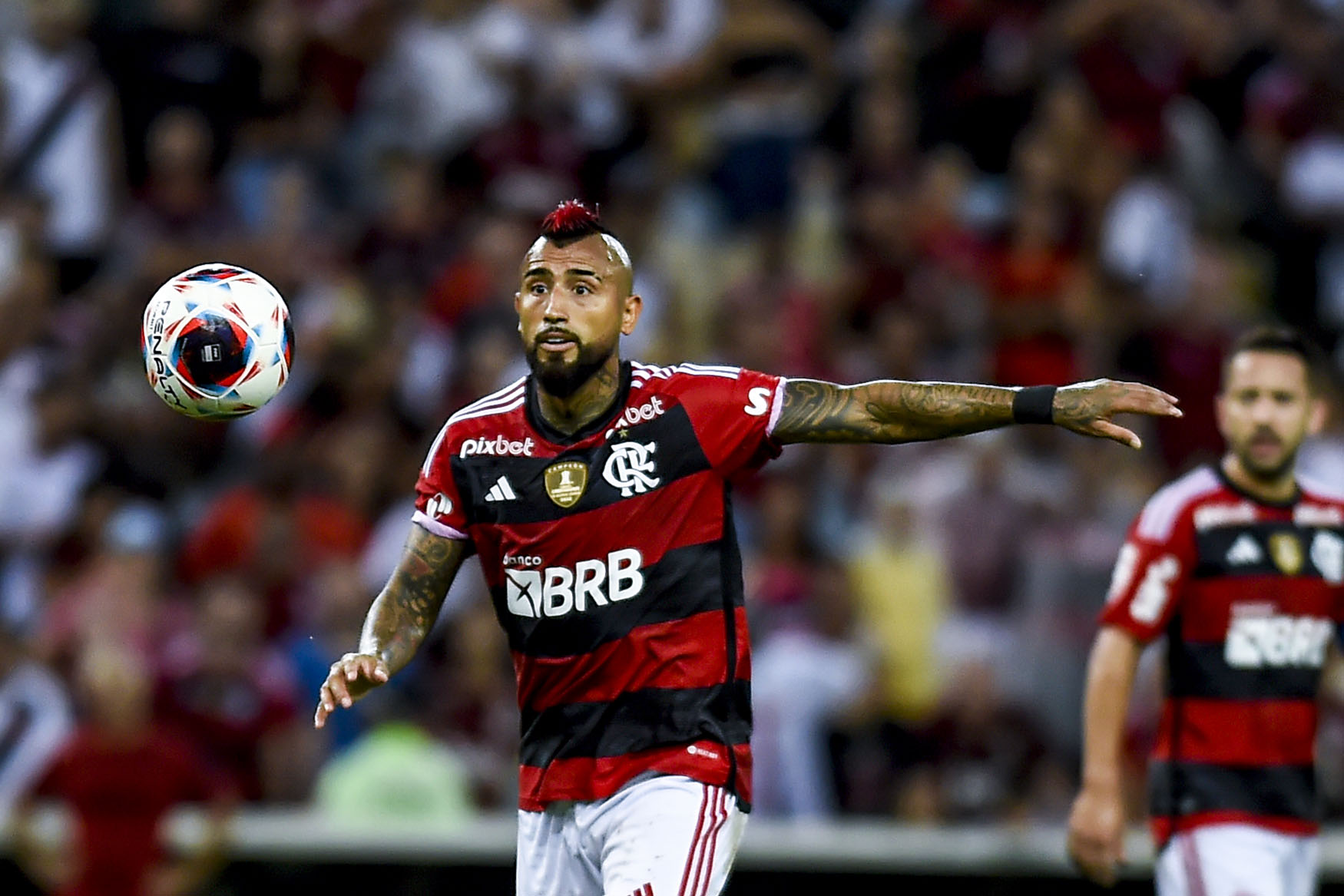 Com a saída de Arturo Vidal, Flamengo terá apenas seis jogadores