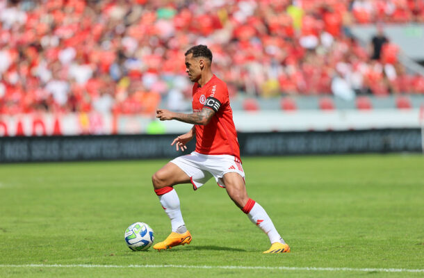 Foto: Divulgação/Internacional - Legenda: Alan Patrick comemora gol pelo Internacional no Campeonato Brasileiro