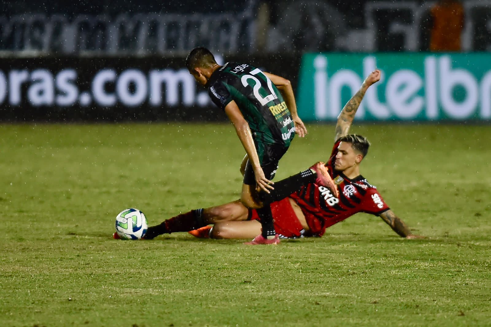 Jogadores do Flamengo lamentam derrota, mas elogiam jogo