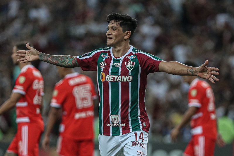 Fluminense põe faixa Campeão Mundial 1952 no Maracanã em