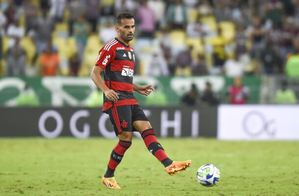 Foto: Gilvan de Souza/Flamengo - Legenda: Volante do Flamengo está na mira do Internacional