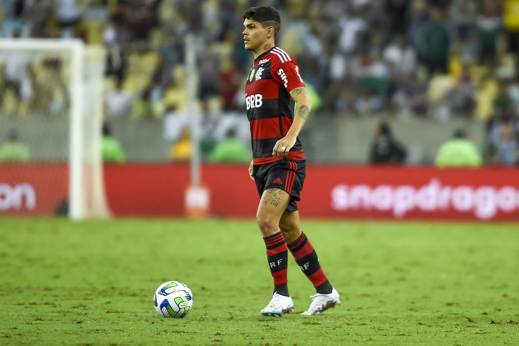 Flamengo anuncia a contratação de Ayrton Lucas