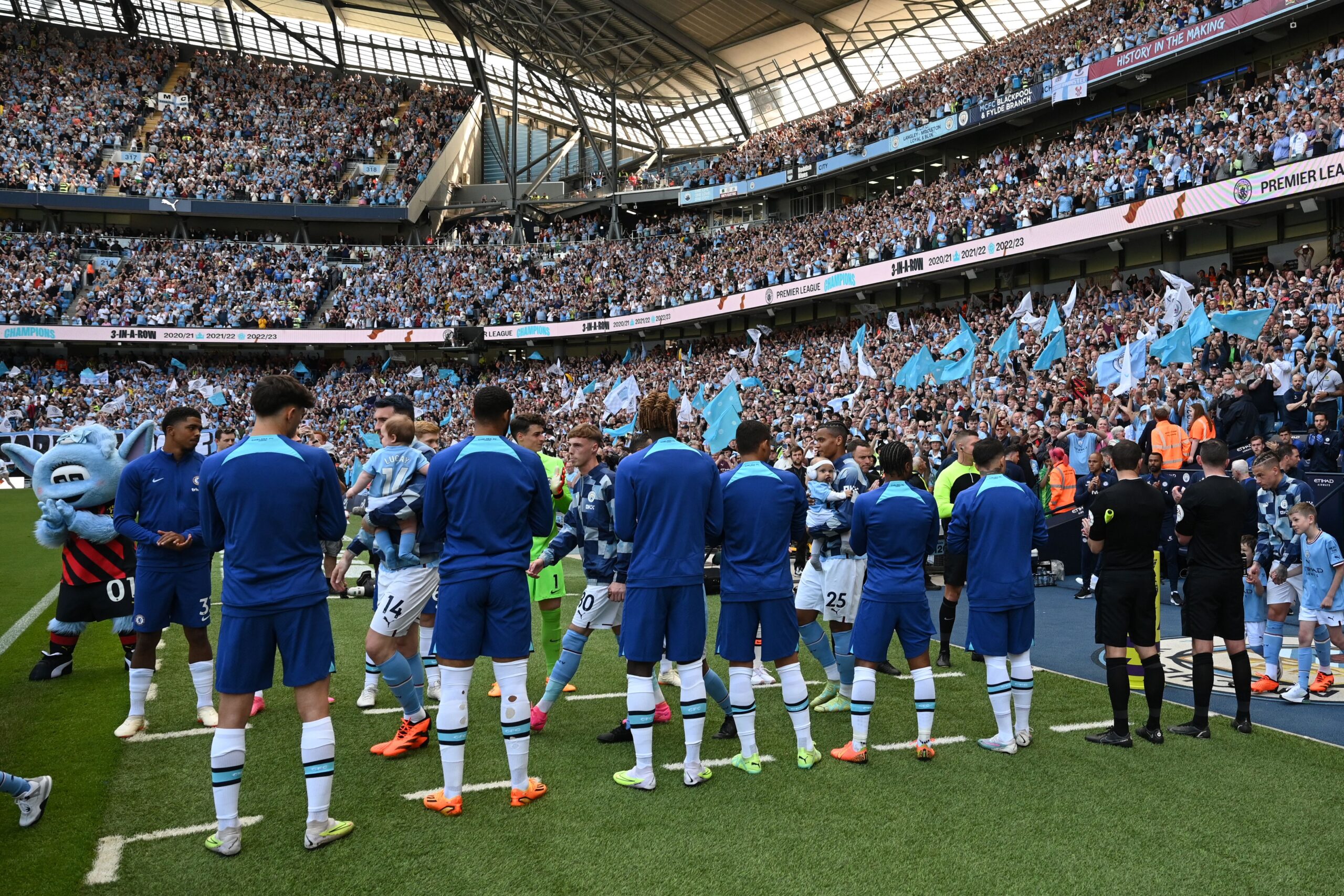 Inglês: Manchester City tropeça no último jogo antes do Mundial