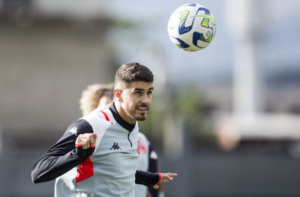 Foto: Daniel Ramalho/Vasco - Legenda: Pedro Raul é reserva no México e não vive grande fase